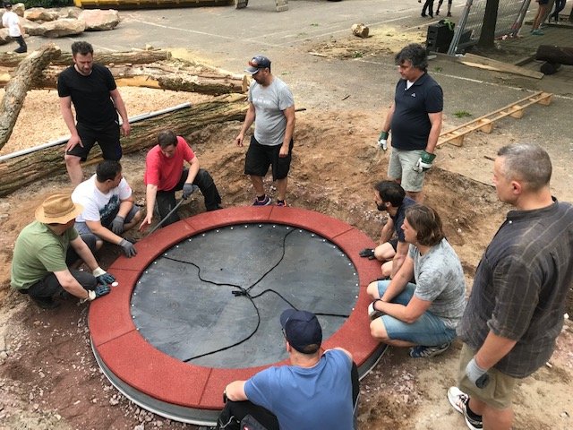 Das Bodentrampolin wird eingelassen und justiert