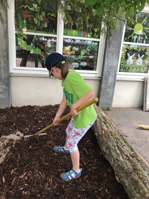 Hier wird akkurat Rindenmulch verteilt