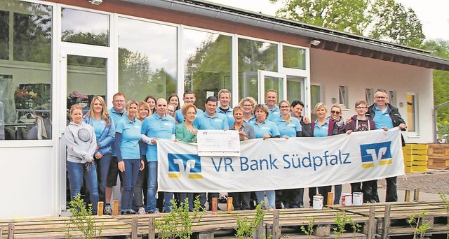 Die VR Bank-Mitarbeiter verpassten der Ausgabestelle bunte Farben.