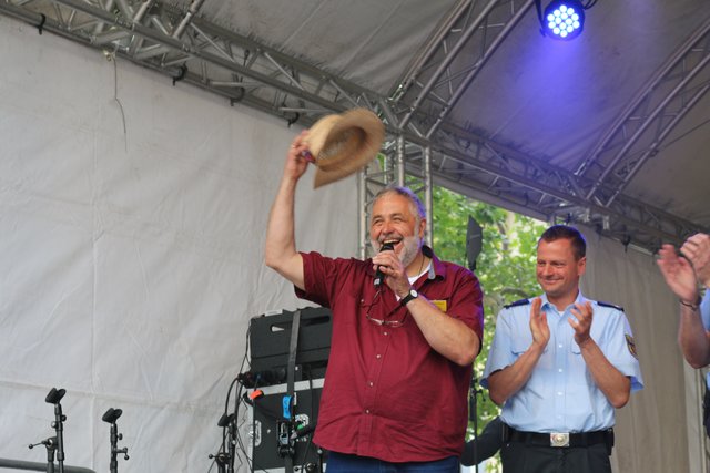 Klaus Junski auf der Bühne - er ist einer der Macher hinter dem Strohhutfest. | Foto: Gisela Böhmer