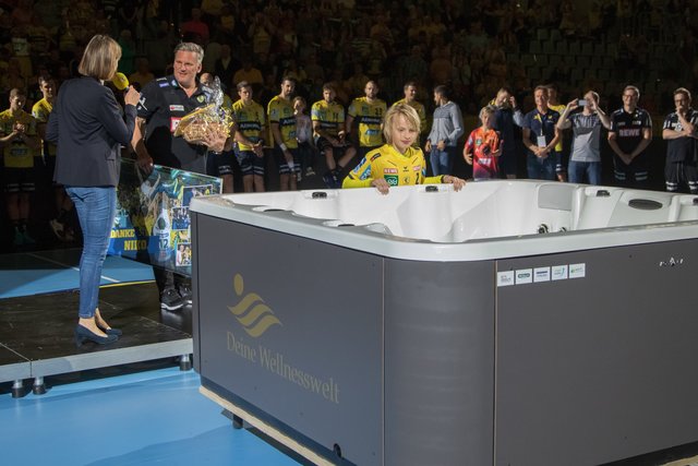 Am Ende gab es für den Meistertrainer einen Whirlpool für die Entspannung im neuen Garten | Foto: Paul Needham