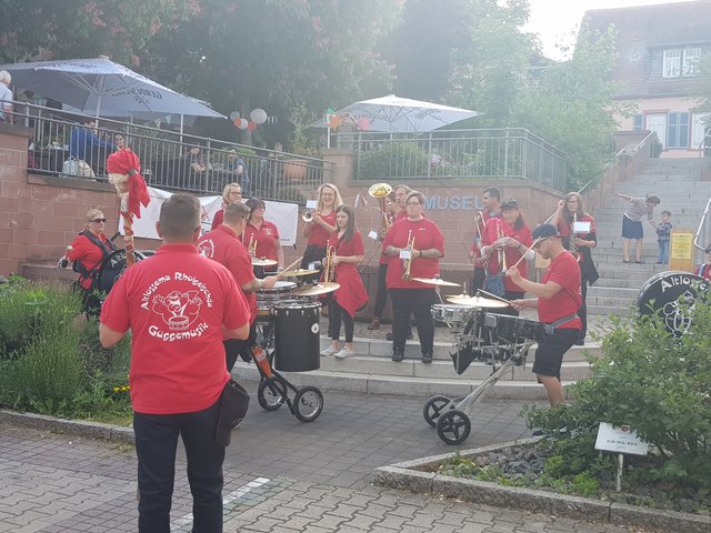 Die Guggemusik mit fertzigen Liedern | Foto: Claudia Bardon