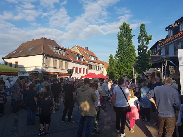 Gut gefüllter Marktplatz bei der Modenschau | Foto: Claudia Bardon