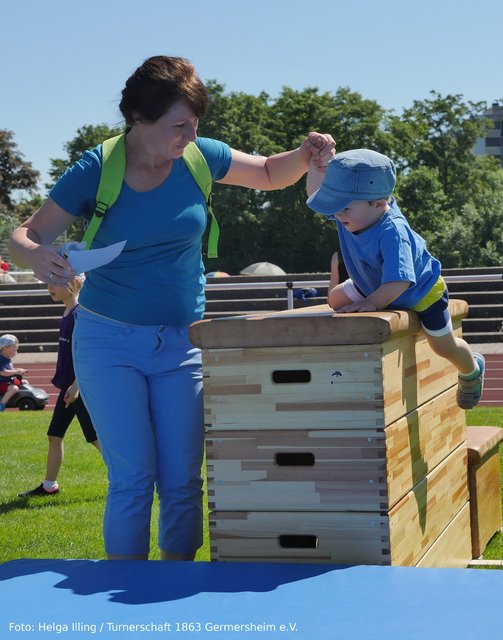 Einer der jüngsten Germersheimer Sportler mit Mama beim Eltern-Kind-Turnen | Foto: Helga Illing