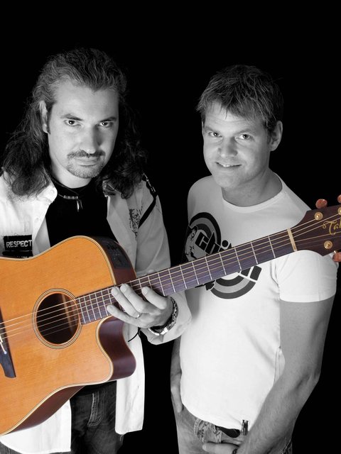 Marco Lehnertz, Keyboarder von „Jupiter Jones“ kommt mit seinem Kumpel Frank Rohles nach Weisenheim. | Foto: Veranstalter