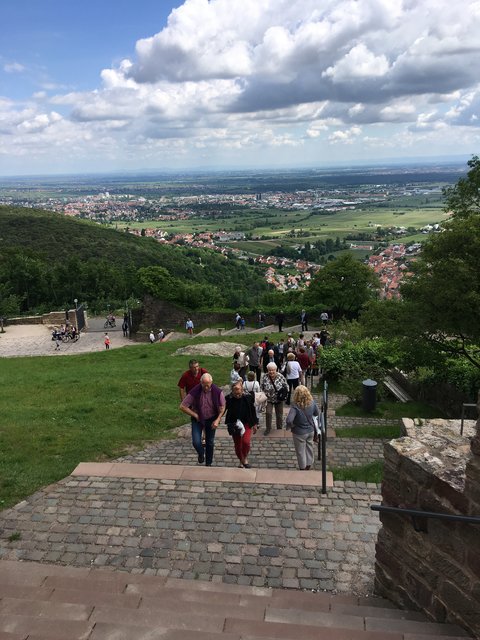Auf dem Programm stand auch der Besuch des Hambacher Schlosses. | Foto: Ulrich Baer