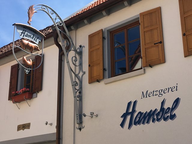 Ziel der Wanderung war die Metzgerei Hambel. | Foto: Ulrich Baer