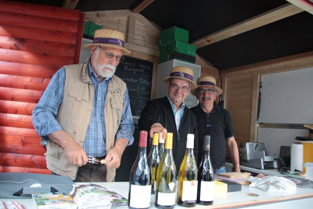 Drei Herren aus Paray hatten ihre Anreise bereits am Mittwoch angetreten, denn sie waren die Besatzung des Standes zwischen Römer- und Stadtplatz. | Foto: Franz Walter Mappes