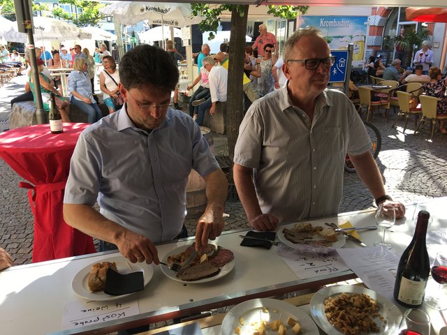 Bürgermeister Christoph Glogger (links) und der künftige Ortsvorsteher von Grethen/Hausen, Dieter Walther, am Stand der Franzosen. | Foto: Ulrich Baer