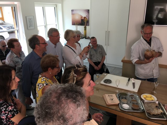 Metzger Hambel präsentiert den berühmten Saumagen. | Foto: Ulrich Baer