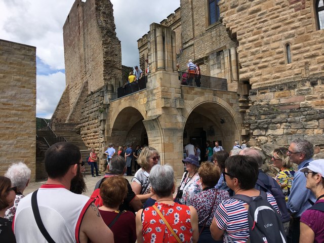 Die Gruppe erfuhr sehr viel von der Geschichte der Pfalz. | Foto: Ulrich Baer