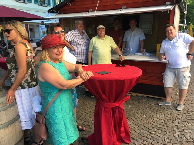 An ihrem Stand beim Stadtfest boten sie Mitgebrachtes an: zwei Weiß- und zwei Rotweine, Ziegenkäse, französische Salami, Pastete und Schinkensülze, alles Produkte aus Burgund und der Umgebung von Paray-le-Monial. | Foto: Ulrich Baer