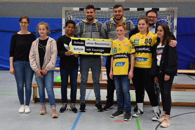 Neben dem früheren OB Hans-Dieter Schlimmer haben Jannik Kohlbacher (4.v.r.) und Bogdan Radivojević (4.v.l.) von den Rhein-Neckar Löwen die Patenschaft für die Schule übernommen. | Foto: stp