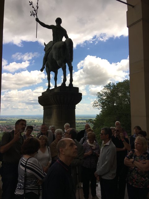 Beeindruckt war man vom Friedensdenkmal. | Foto: Ulrich Baer
