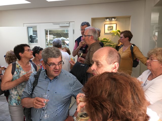 Ein Glas Wein vor der Wurstküche. | Foto: Ulrich Baer