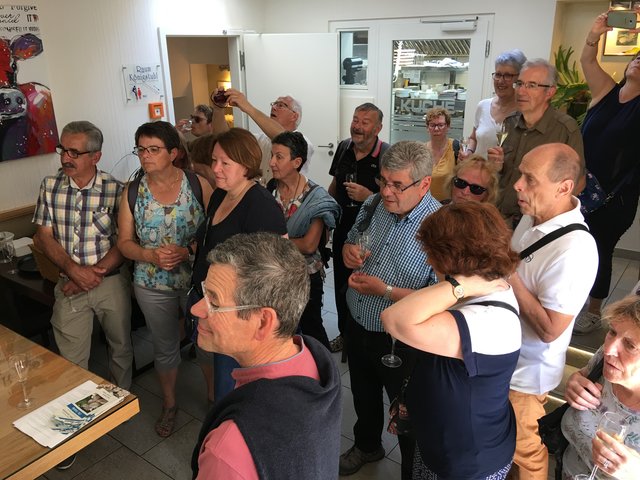 Interessiert hörte die Gruppe den Ausführungen zu. | Foto: Ulrich Baer