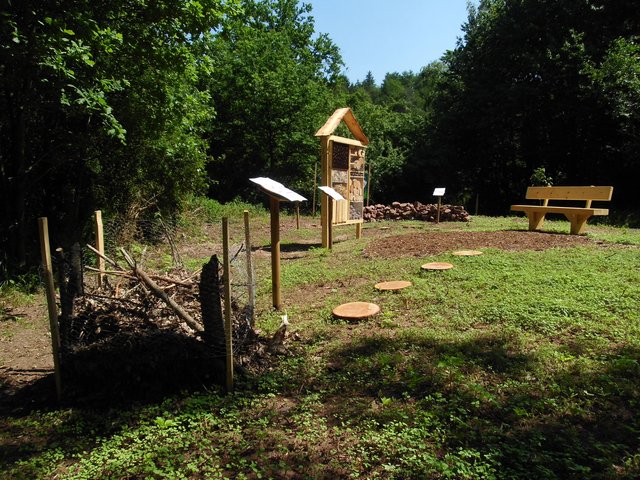 fertig! Katholische junge Gemeinde, von links: Igel-Unterschlupf, Insektenhotel, Trockenmauer, Ruhebank
