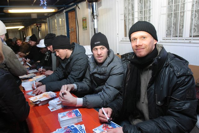 Autogrammstunde auf dem Weihnachtsmarkt 2008 mit Jeff Kornetzky | Foto: Archiv/GES-Sportfoto