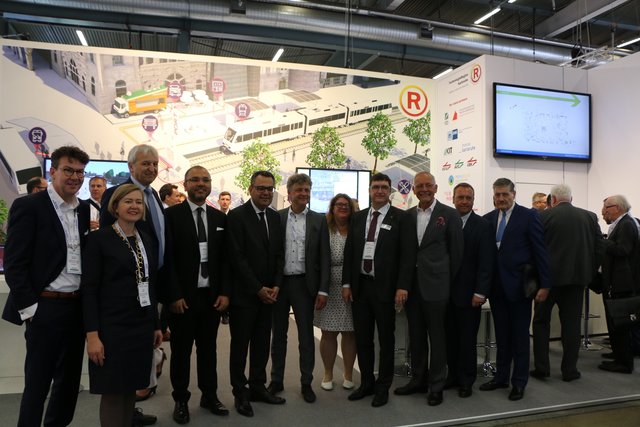 Gruppenbild mit Mohamed Mezghani (5. v.l.), Generalsekretär der UITP