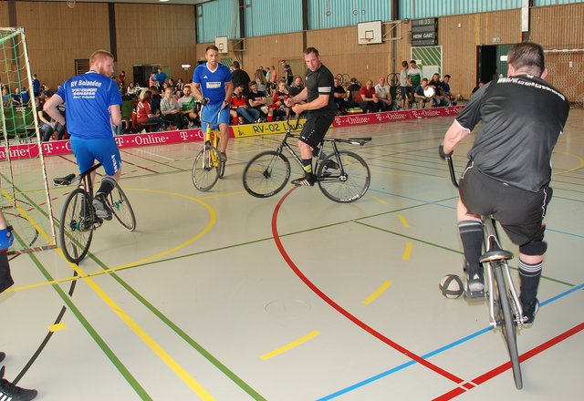 Sebastian Gebhardt (links) in Erwartung des gegnerischen Eckballes | Foto: |nschlich