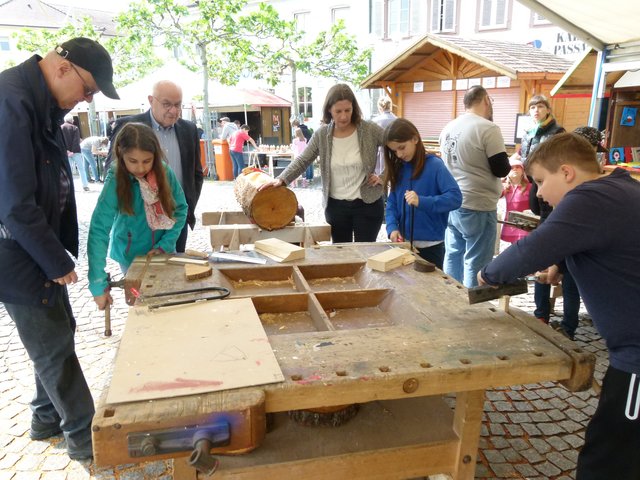 Über die Schulter geschaut beim Handwerken - Gilbert Bürk, Elmar Kistner und Dorothee Eckes vom Vorstand der Bürgerstiftung (v.l.) | Foto: art