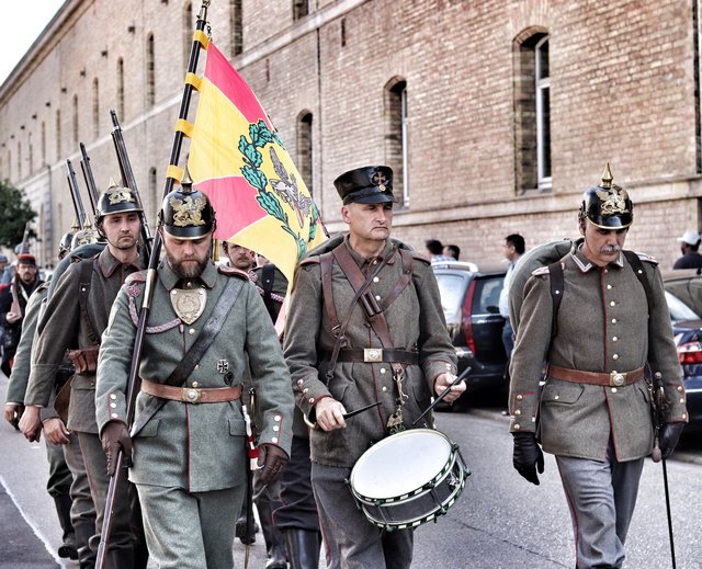 In Uniform durch Germersheim, doch verherrlicht wird nichts: "Nie wieder Krieg" steht auf einem Transparent. | Foto: Bauer