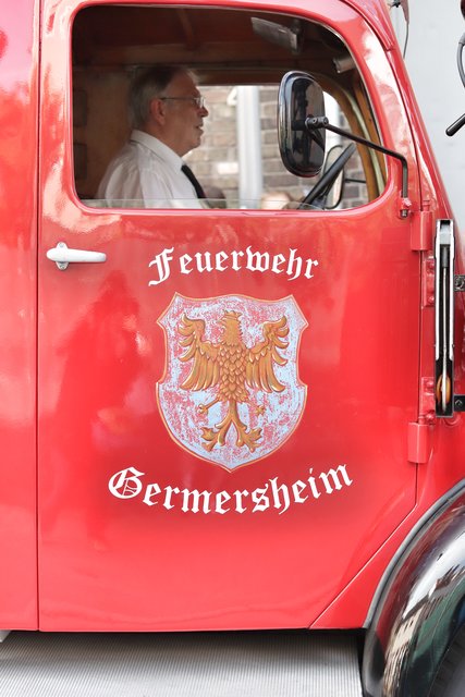 Mit viel Tatütata durch die Stadt: Die Feuerwehr war auch mit historischen Fahrzeugen und Uniformen  beim Umzug. | Foto: Bauer