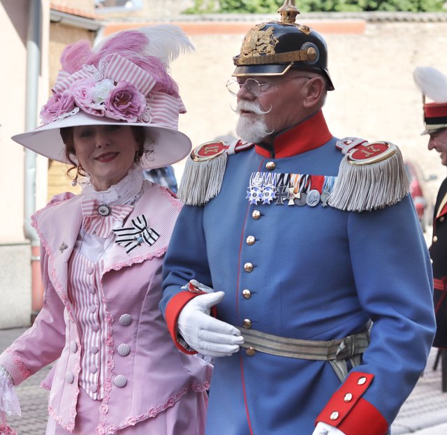 Prächtige Uniformen und noch viel prächtigere Kostüme für die Damen | Foto: Bauer