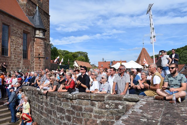 Bei strahlendem Sonnenschein verfolgten die Besucherinnen und Besucher die märchenhafte Veranstaltung.  | Foto: B.Bender