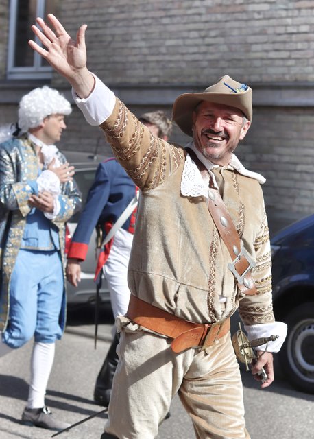 Bürgermeister Marcus Schaile winkte fröhlich in die Menge.  | Foto: Bauer