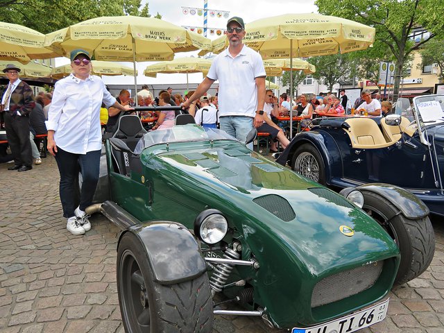 Ehepaar Thyssen mit ihrem schicken grünen Lotus | Foto: Brigitte Melder