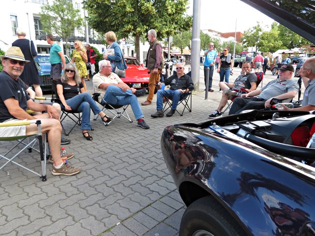 Fachsimpelnde Oldtimerbesitzer | Foto: Brigitte Melder