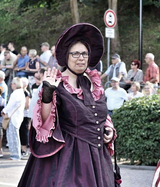 Zahlreiche Besucher säumten die Strecke und bewunderten die phantasievolle Aufmachung der Zugteilnehmer. | Foto: Bauer