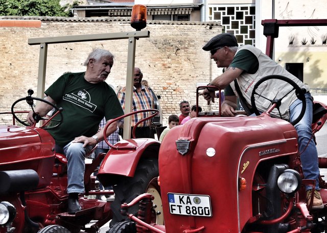 Der Zug stockt, Zeit für einen kleinen Plausch unter Traktor-Experten | Foto: Bauer