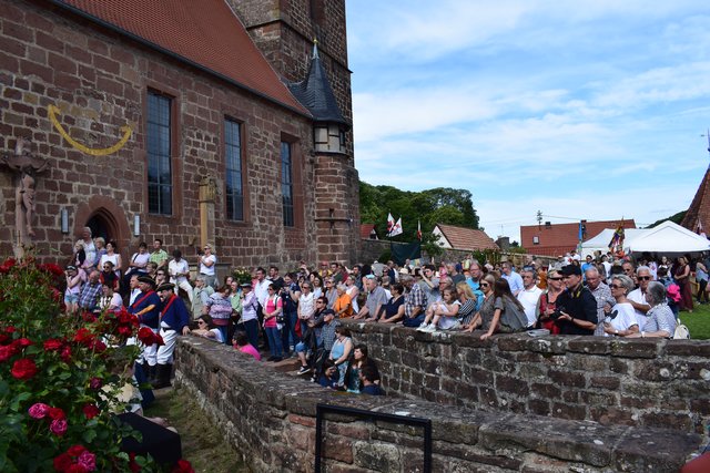 Alle warten gespannt auf das Erwecken von Dornröschen Pia I. und auf die geheimnisvolle Nachfolgerin. | Foto: B.Bender