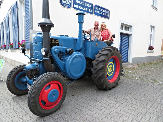 Ehepaar Gruber auf dem Lanz-Bulldogg | Foto: Brigitte Melder
