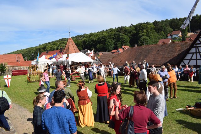 Mit Musik und Tanz wird gefeiert.  | Foto: B.Bender