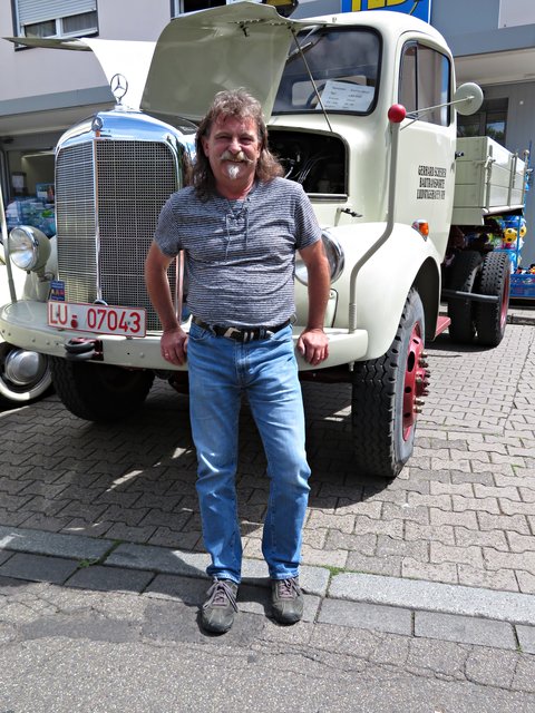 Roger Scherer vor seinem Daimler Benz LAK 4500 | Foto: Brigitte Melder