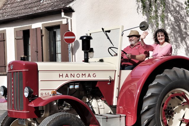 Historische Traktoren tuckerten durch die Festungsstadt. | Foto: Bauer