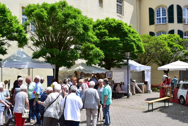 Auch vor dem Eingang in den Schloss-Innenhof herrscht reger Betrieb.  | Foto: B.Bender
