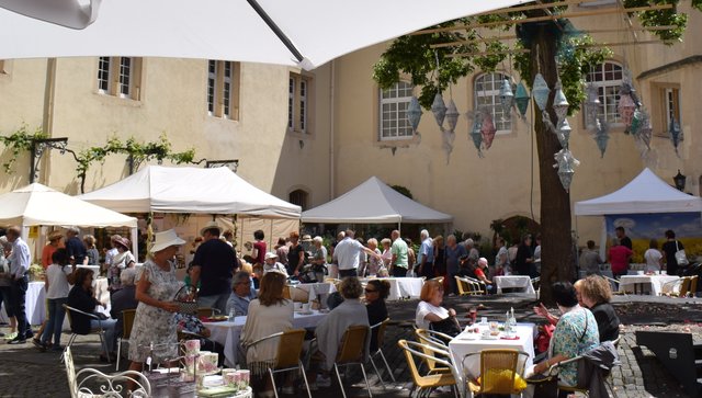 Gut besuchter Rosenmarkt bei Sonnenschein am Sonntagnachmittag.  | Foto: B.Bender