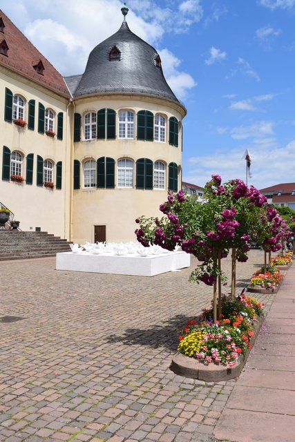 Wundervolles weißes Rosen-Kunstwerk vor dem Schloss. | Foto: B.Bender