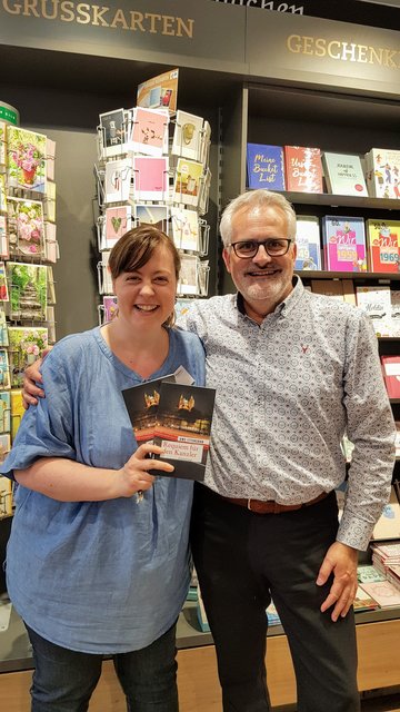 Uwe Ittensohn mit Landauer Thalia-Filialleiterin Angela Noack