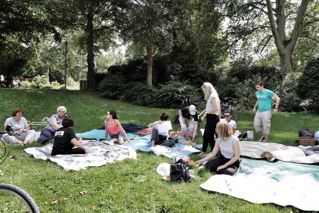 Beim gemeinsamen Essen und Trinken gute Gespräch führen - das war das Ziel des Picknicks zum Tag der offenen Gesellschaft in Speyer.