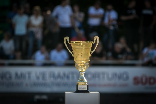 Um diesen Pokal geht es bis Samstag im Erwin Schöffel-Stadion in Mörsch | Foto: Paul Needham