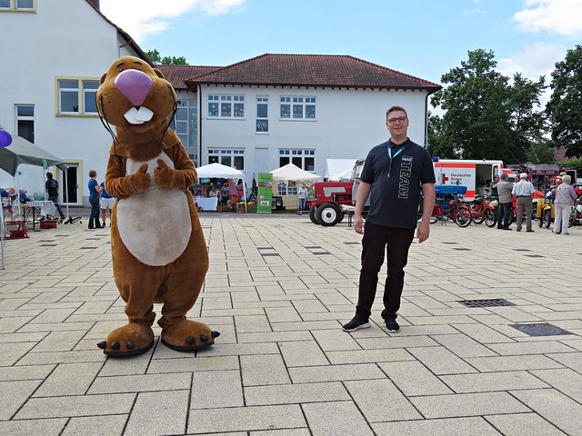 Da kommt Nis Nager mit Rheinpfalz-Mitarbeiter | Foto: Brigitte Melder