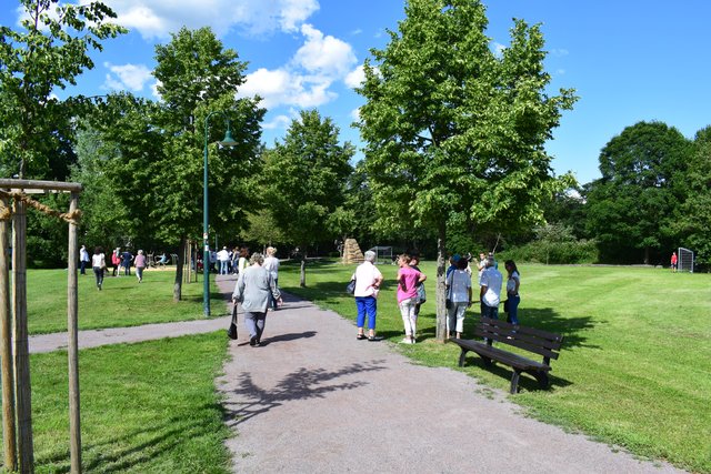 Viele Bürgerinnen und Bürger sind interessiert an der neuen Parkanlage und kommen der Einladung zum Rundgang nach.  | Foto: Bender
