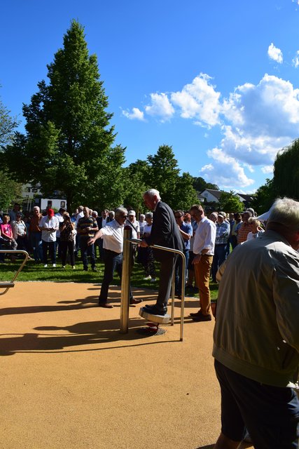 Ortsbürgermeister Erwin Grimm tut es im gleich. | Foto: B.Bender