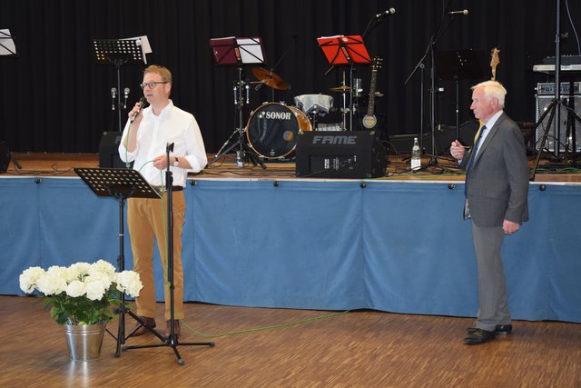 Dr. Thomas Gebhard fand lobende Worte zum Abschied von Ortsbürgermeister Erwin Grimm.  | Foto: Bender