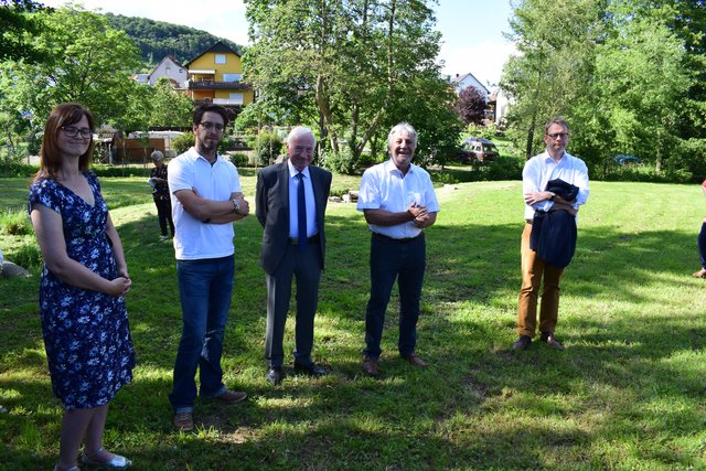 Gut gelaunter Start zum Rundgang im Klingbachpark.  | Foto: Bender